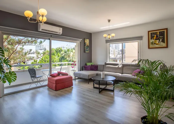 Neapolis Spacious Quiet Near アパート